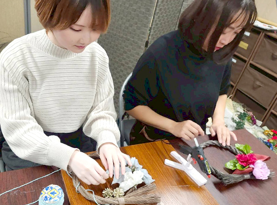 採用