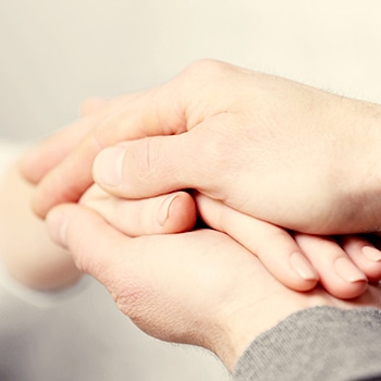 手を取り合う画像